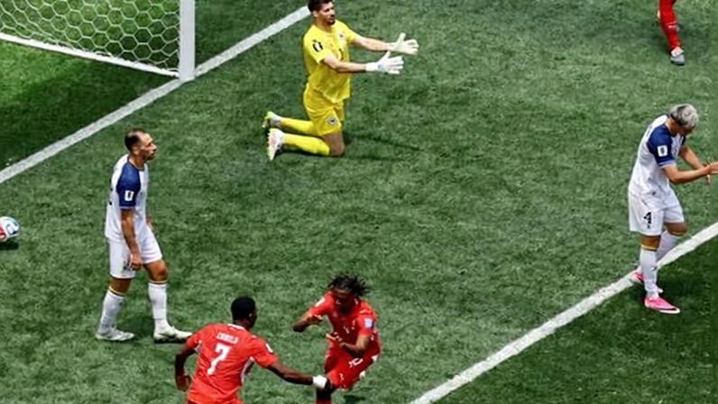 Surge tardia da Suíça vence a Bósnia após cartão vermelho de Muharemovic