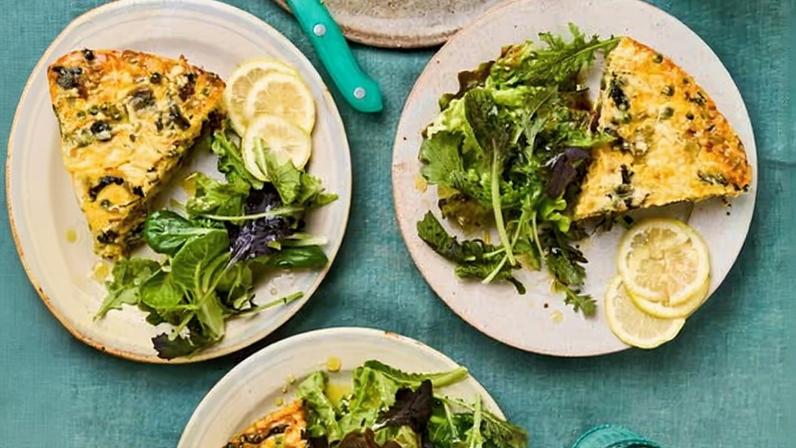 Receita vegetariana: frittata de espinafre com ervilha e cheddar, de Meera Sodha