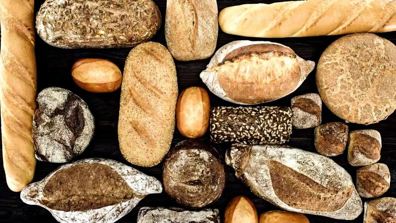 A água é a protagonista dessa transformação: ela entra no biscoito, mas se reorganiza e migra dentro do pão, alterando a textura dos dois alimentos – depositphotos.com / VadimVasenin
