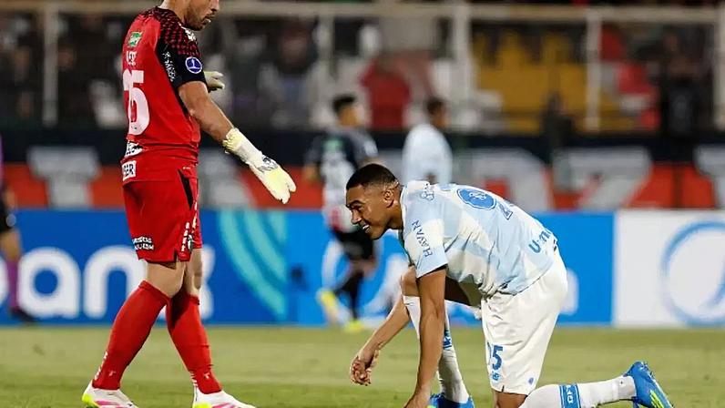 Sem Carlos Vinícius, Braithwaite deve voltar a assumir o ataque gremista na “Sula” –