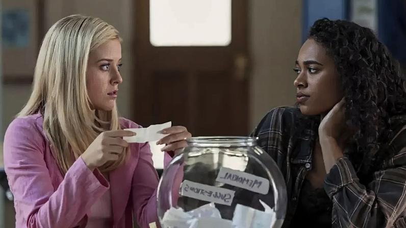 Elle Woods (Lexi Minetree) se sente perdida ao deixar a ensolarada Los Angeles para morar na cinzenta (e punk) Seattle