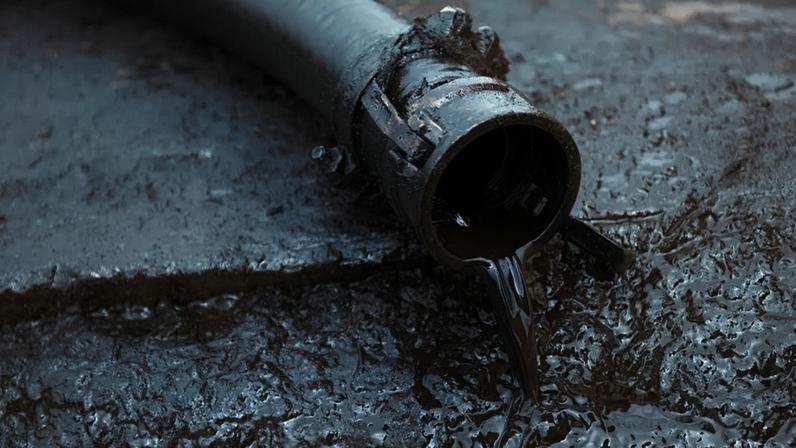 Ao contrário do que muitos imaginam, o petróleo não surge em grandes lagos subterrâneos, prontos para serem bombeados. Esse combustível fóssil resulta de um processo geológico lento, que leva dezenas ou centenas de milhões de anos – depositphotos.com / anankkml