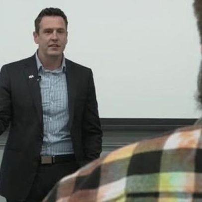 Vitória de Zach Lahn em Iowa representa crítica rara a Trump