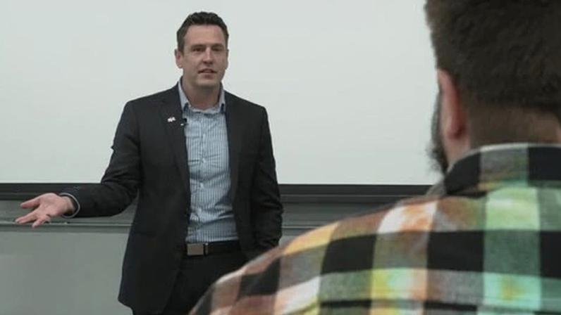 Vitória de Zach Lahn em Iowa representa crítica rara a Trump
