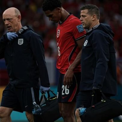Lateral direito da Inglaterra perde Quansah, agravando duelo com RD Congo