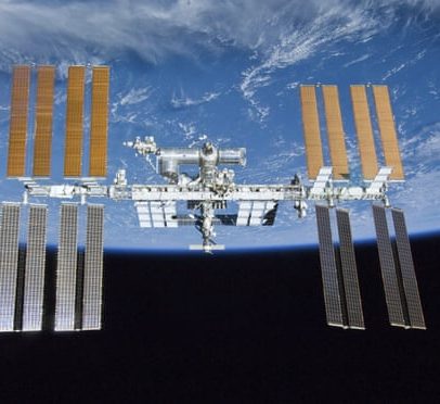 Astronautas da ISS preparam evacuação possível por vazamento de ar