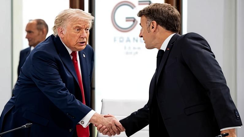 Esquerda francesa indignada enquanto Macron recebe Trump em Versalhes