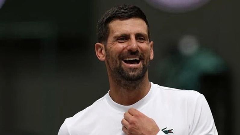 Djokovic inspirado por Serena Williams mira recordes no Wimbledon