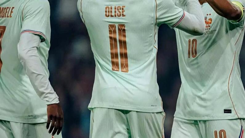 Mbappé comemorando um dos gols de Olise (Divulgação/Equipe de France)