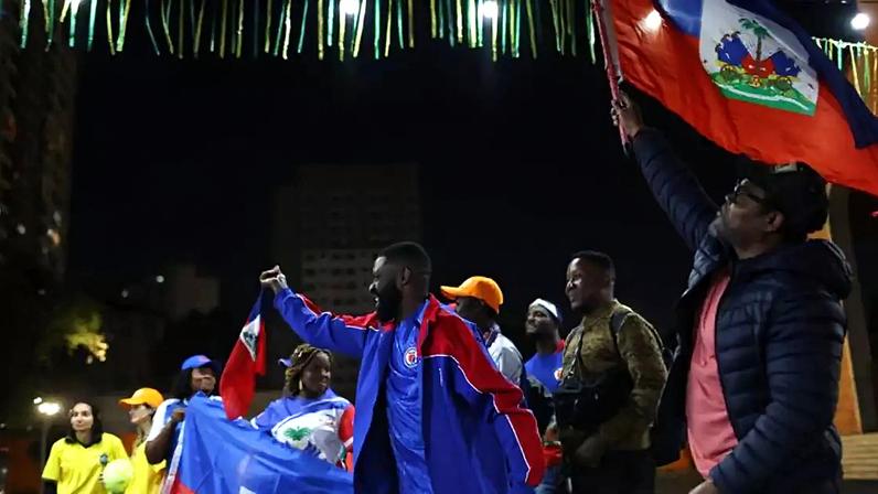Movimentação de haitianos na Igreja Nossa Senhora da Paz, no bairro do Glicério: paróquia organizou um telão para o povo haitiano