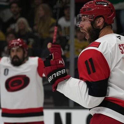 Staal faz gol de barriga e Hurricanes empatam a final da Stanley Cup contra Vegas