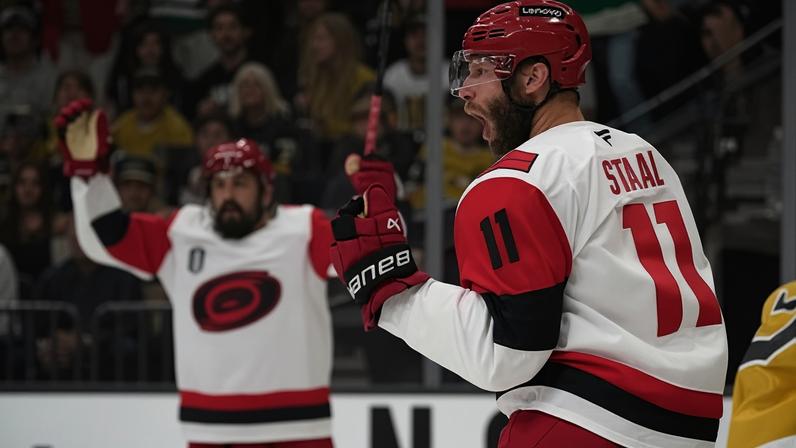 Staal faz gol de barriga e Hurricanes empatam a final da Stanley Cup contra Vegas