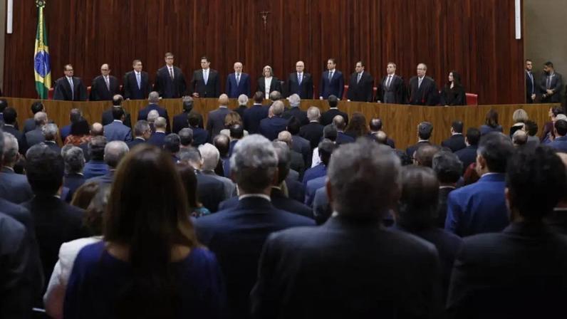 O colegiado do TSE é majoritariamente masculino, como se vê nesta foto da cerimônia de posse de Nunes Marques como presidente do Tribunal Superior Eleitoral (TSE), na presença do presidente Lula, em Brasília, em 12 de maio de 2026.