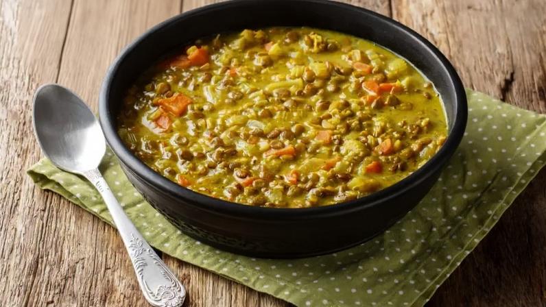 Sopa de lentilha com legumes, gengibre e cúrcuma