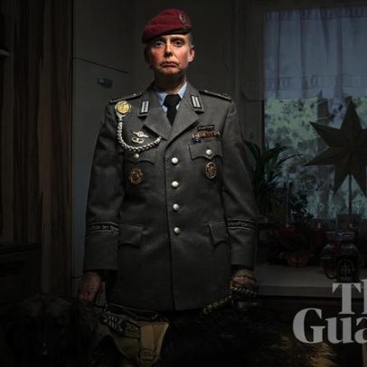 Heróina de guerra alemã Annika, em fazenda que apoia veteranos, foto de Jan Kraus