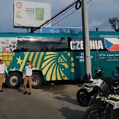 Ônibus da República Tcheca fica preso em portão de complexo esportivo no México
