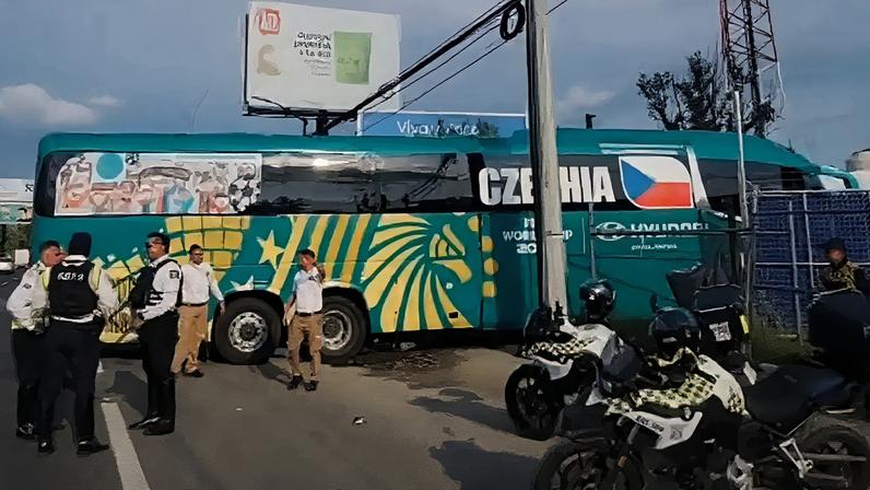Ônibus da República Tcheca preso no caminho