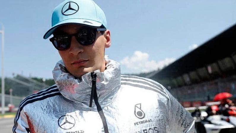 George Russell, who starts in pole position, is sporting a cooling jacket with temperatures in Austria above 33 degrees Celsius.