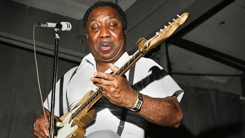 Pai do Chicago blues moderno, Muddy Waters se apresentando em 1976