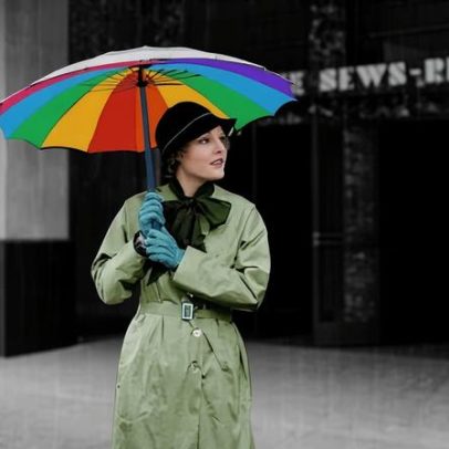 Gentileza de estranhos: encontrei abrigo na chuva com guarda-chuva arco-íris