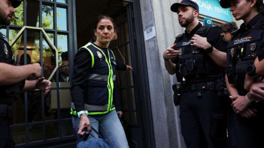 Uma policial carrega uma mochila do gabinete do ex-primeiro-ministro espanhol José Luis Rodríguez Zapatero. Em Madri, Espanha, em 19 de maio de 2026.