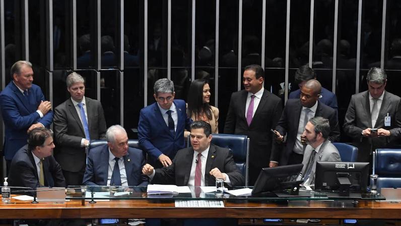 Presidente do Senado alertou para problemas da pauta populista que beneficiava categorias a um curso bilionário, mas abriu a porteira para ela