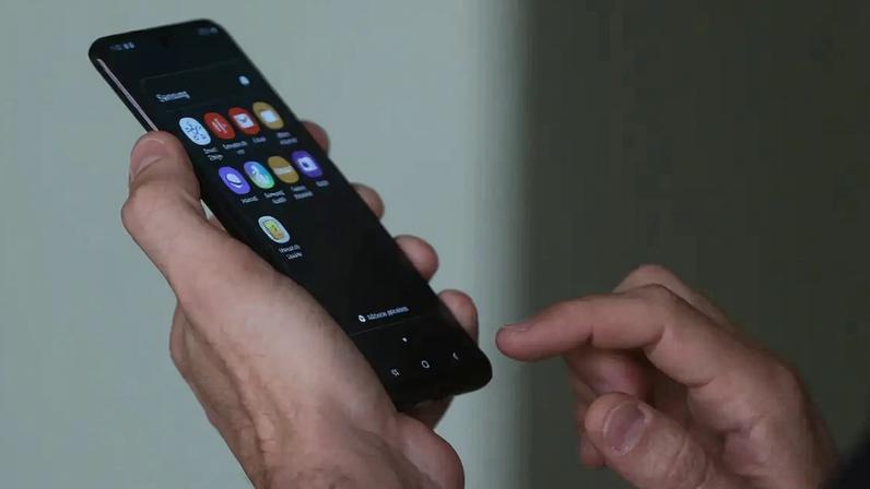 Tudo começou após o idoso assistir a vídeos publicados por uma mulher em uma rede social