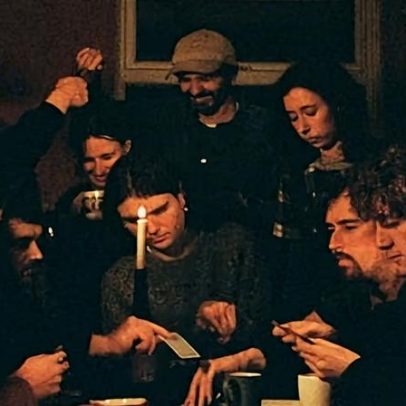 Crítica de Long Live Brown Wimpenny aponta show folk de Manchester desordeiro