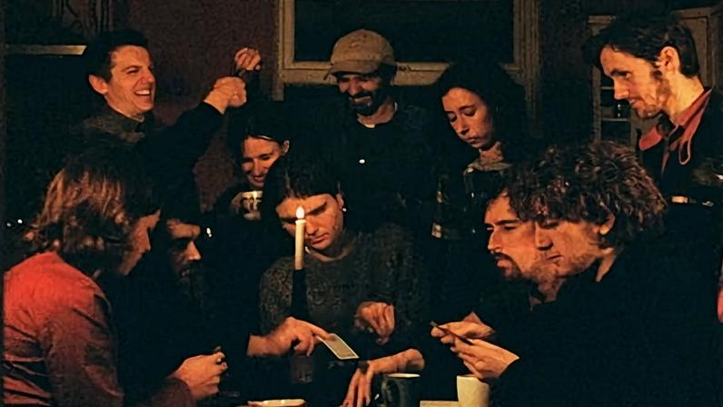 Crítica de Long Live Brown Wimpenny aponta show folk de Manchester desordeiro