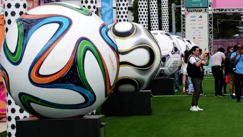 Bolas de futebol gigantes para a apresentação do Fan Festival da Copa do Mundo, em 10 de junho de 2026, em Miami.