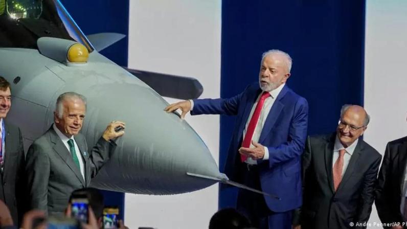 Brasil apresentou em 2026 o primeiro caça Gripen produzido em solo nacional