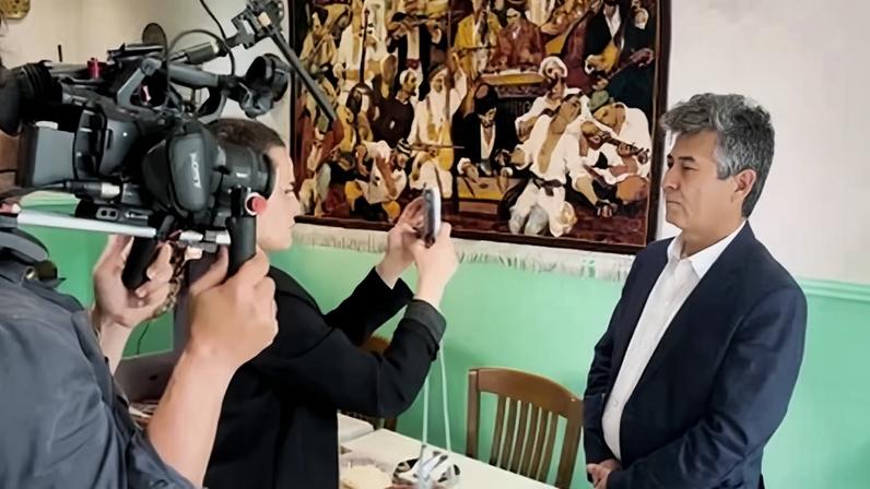Diretor enfrenta IA que apaga pessoas comuns, com Frinton