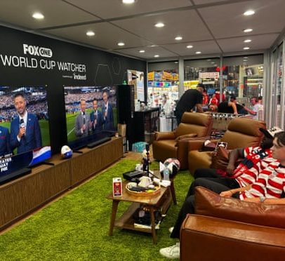 Fãs são pagos para assistir a todos os 104 jogos da Copa no Times Square