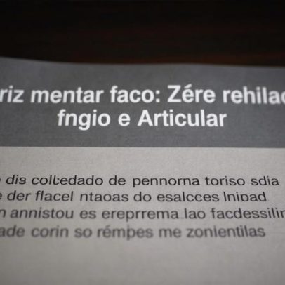 Como o líquido sinovial reage ao estalar repetidamente os dedos