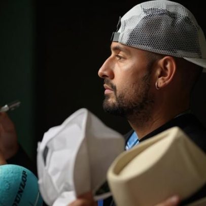 Nick Kyrgios celebra retorno com primeira vitória em simples em 15 meses