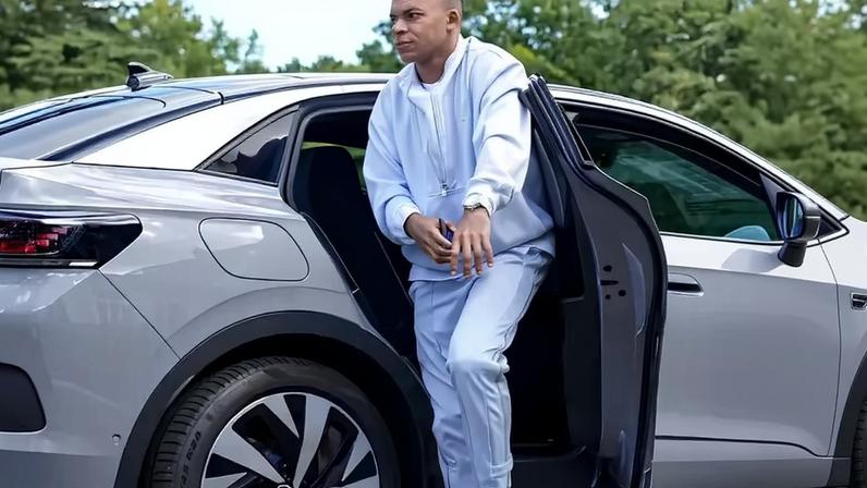 Ferrari de R$ 5 milhões, BMW de última geração e SUVs de luxo: os carros que Mbappé coleciona em mansão de R$ 60 milhões.