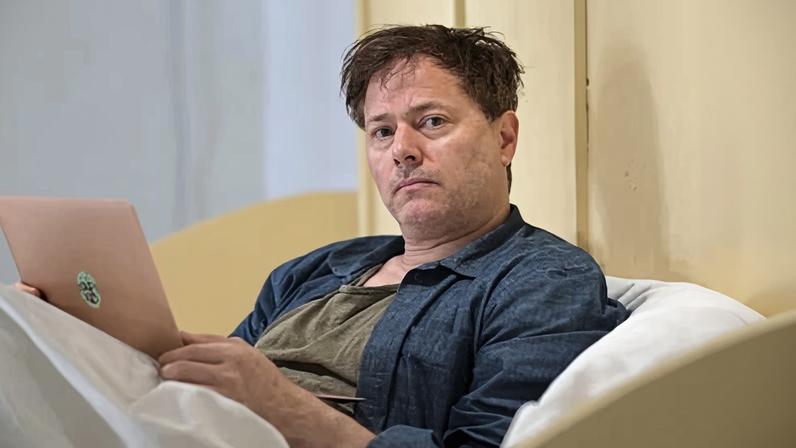Milo Rau transforma tribunais em teatro; julgamento moral sobre ele está em pauta