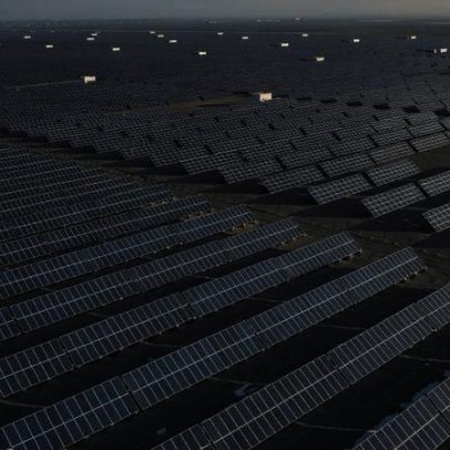 China produz mais painéis solares em um ano do que o planeta absorve