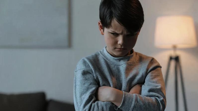 Uma pesquisa recente em psicologia do desenvolvimento indica que sinais iniciais de depressão podem aparecer na infância muito antes de qualquer diagnóstico formal – depositphotos.com / TarasMalyarevich