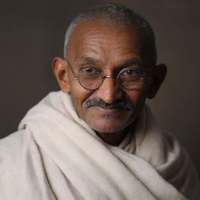 Gandhi indicado ao Nobel cinco vezes; pensamento, fala e ação em harmonia