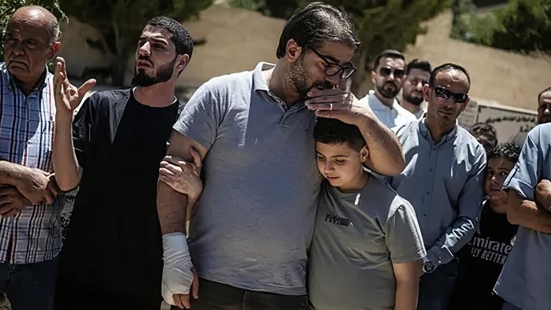 Funeral de bebê morto por tropas israelenses na Cisjordânia ocupada