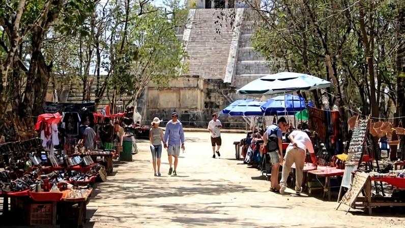 Vendors and artisans at Chichén Itzá prior to the recent closure