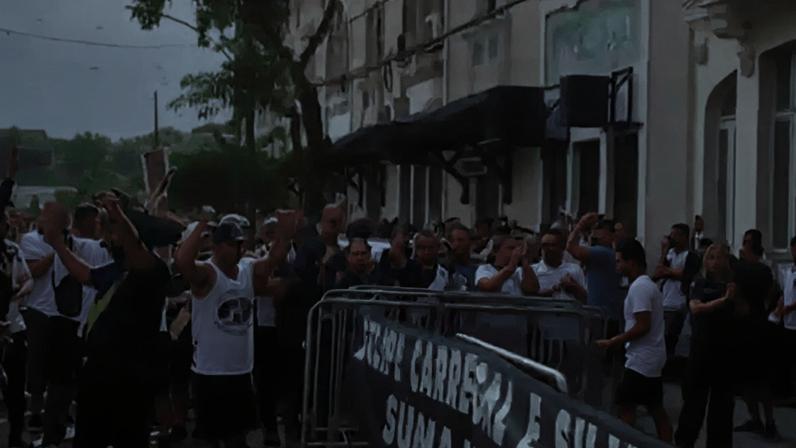 Torcida tomou conta da entrada principal de São Januário e pediu a saída de alguns dirigentes –