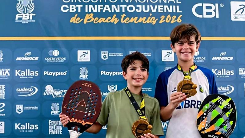Renato Frugoni de branco e Guilherme Branco de verde