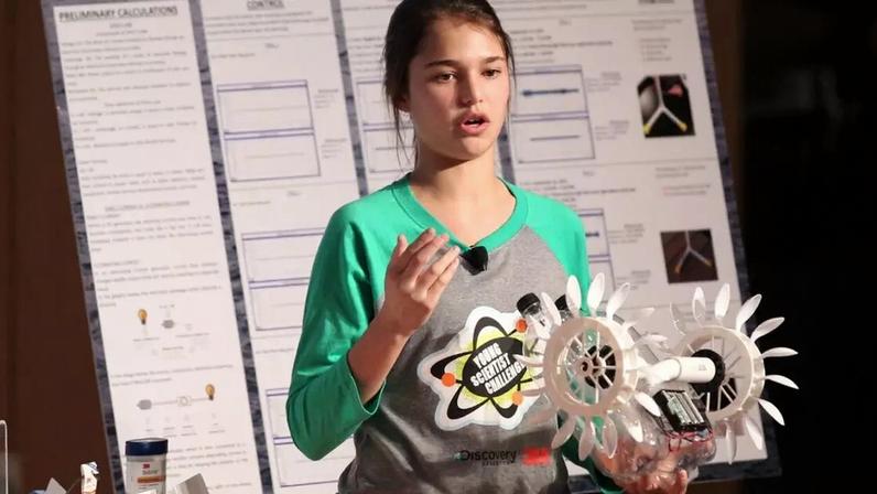 Aos 15 anos, ele construiu um gerador com um cano de PVC e 10 euros. Hoje, sua ideia poderia levar luz e água potável a lugares onde as grandes redes não chegam.