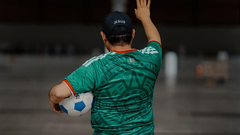 O pastor Juan leva a esperança de Jesus através do futebol a jovens no México. (Foto: Portas Abertas).