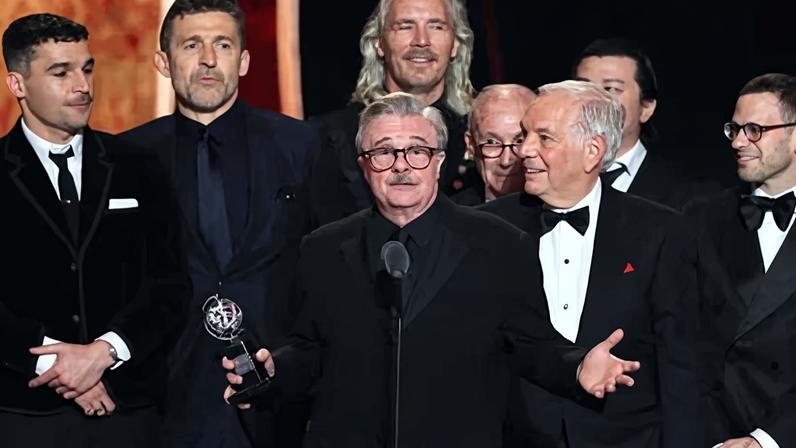 Death of a Salesman vence no Tony Awards 2026; Manville e Lithgow também ganham