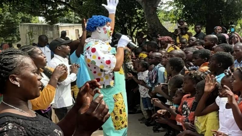 Palhaço evangeliza e alimenta mais de 1.000 crianças em Moçambique