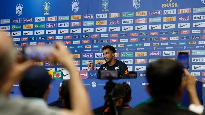 Danilo durante entrevista coletiva da Seleção Brasileira