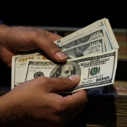 Dólar à vista recua com cautela de investidores e externo adverso